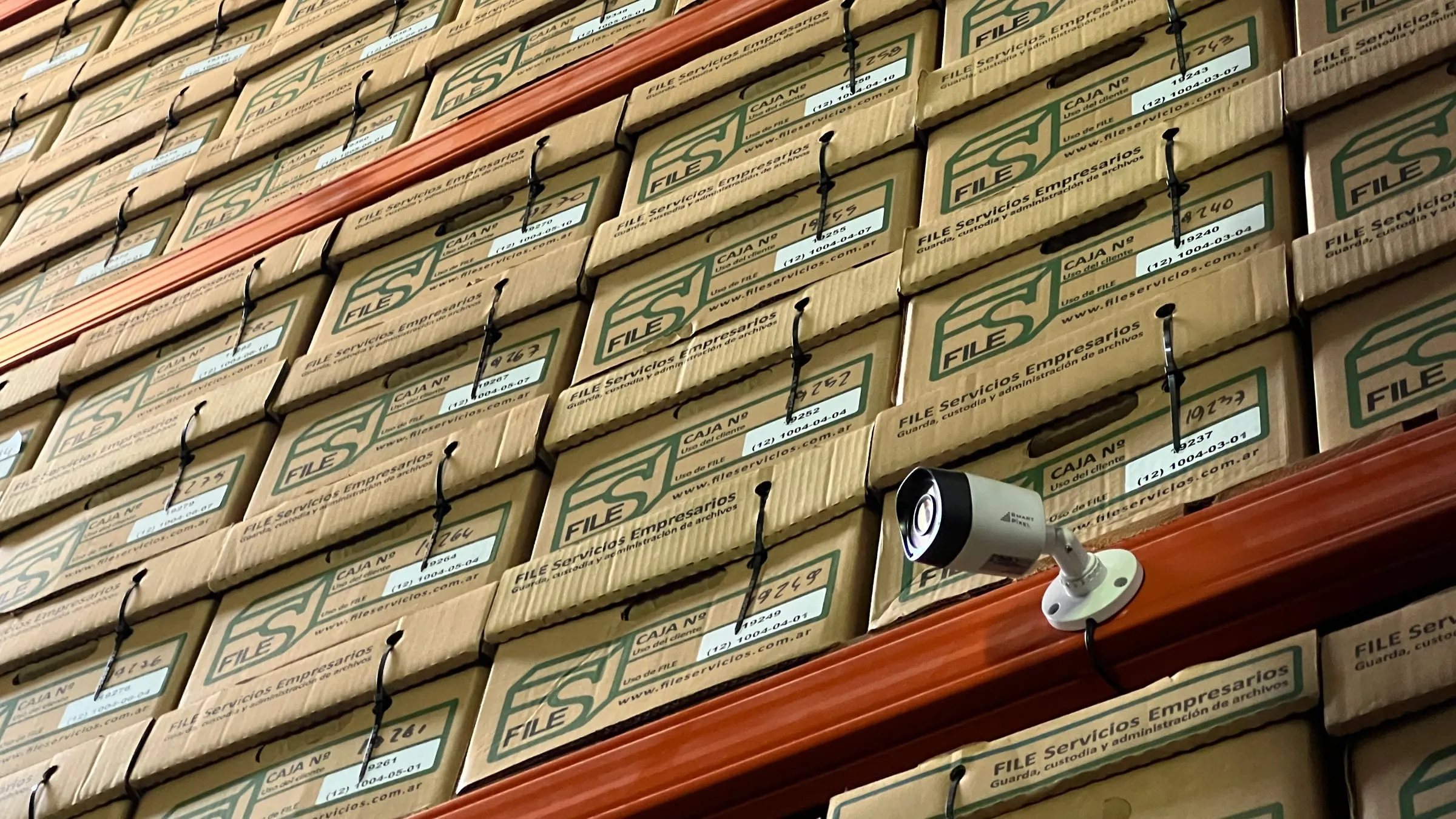 Cámara de seguridad sobre una estantería de cajas