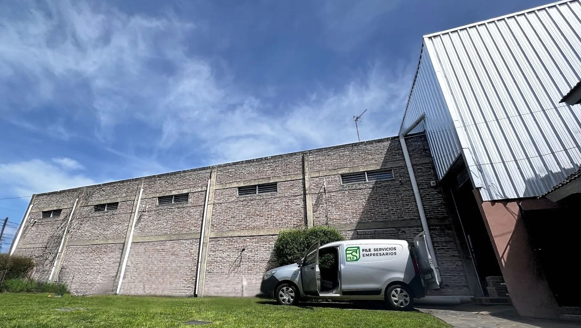 Exterior del depósito de FILE con una camioneta de la empresa en la puerta