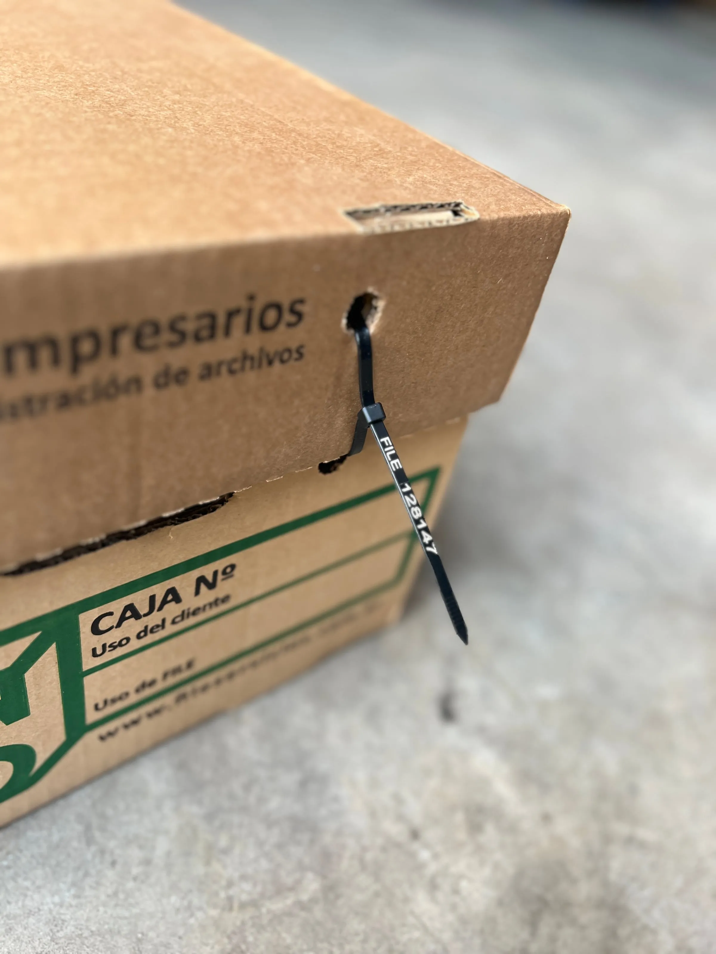 Detalle de una caja FILE con su precinto numerado